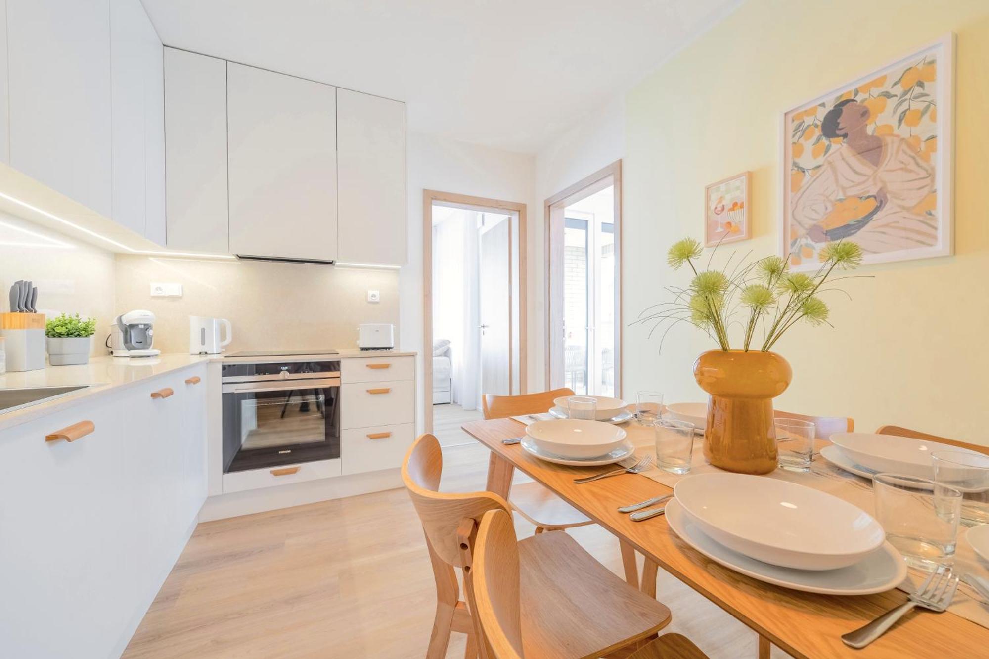 Apartment Bright 2br - 5th Floor, Balcony, Free Parking By Gravity