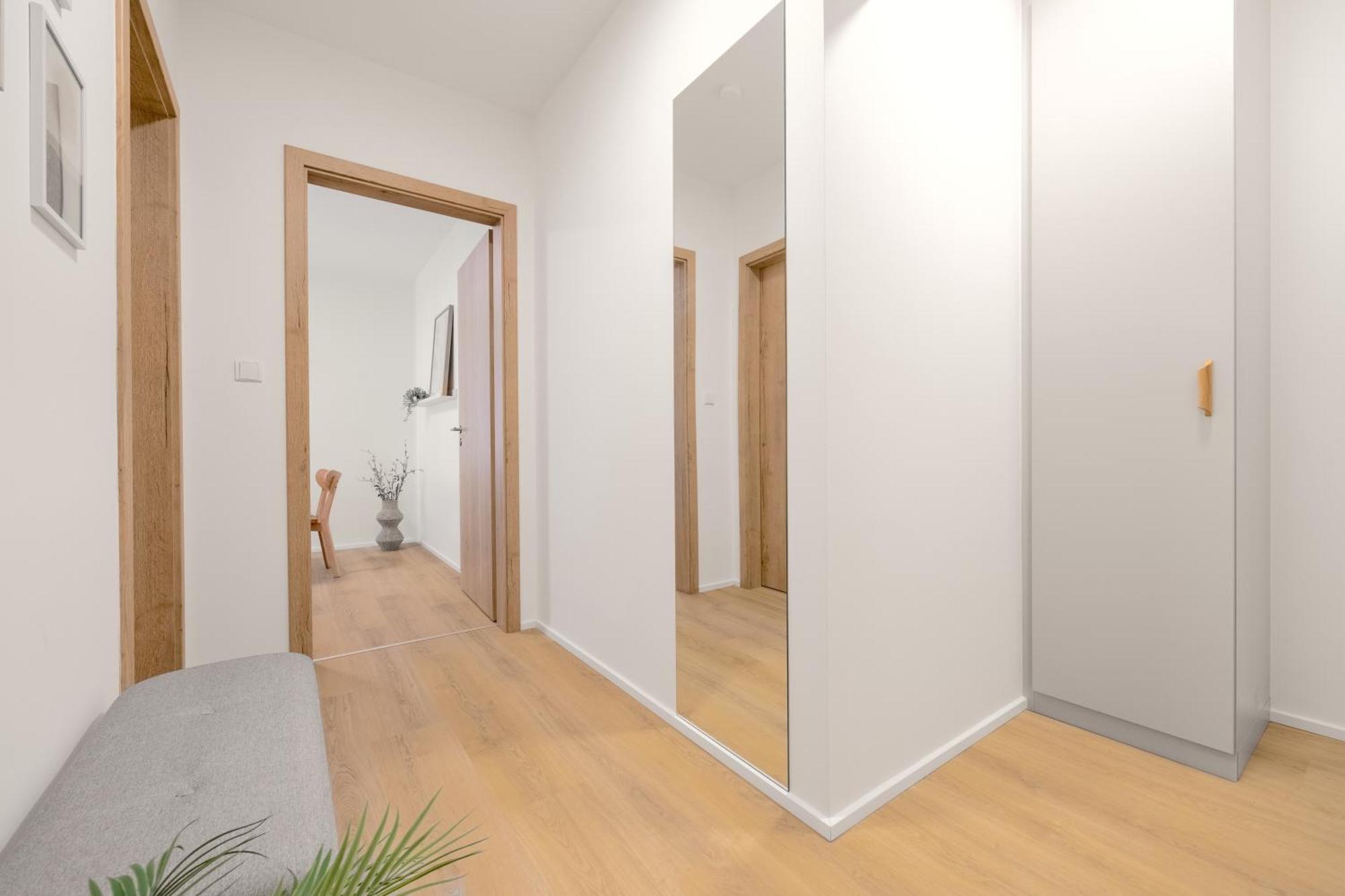 Bright 2br - 5th Floor, Balcony, Free Parking By Gravity Prague