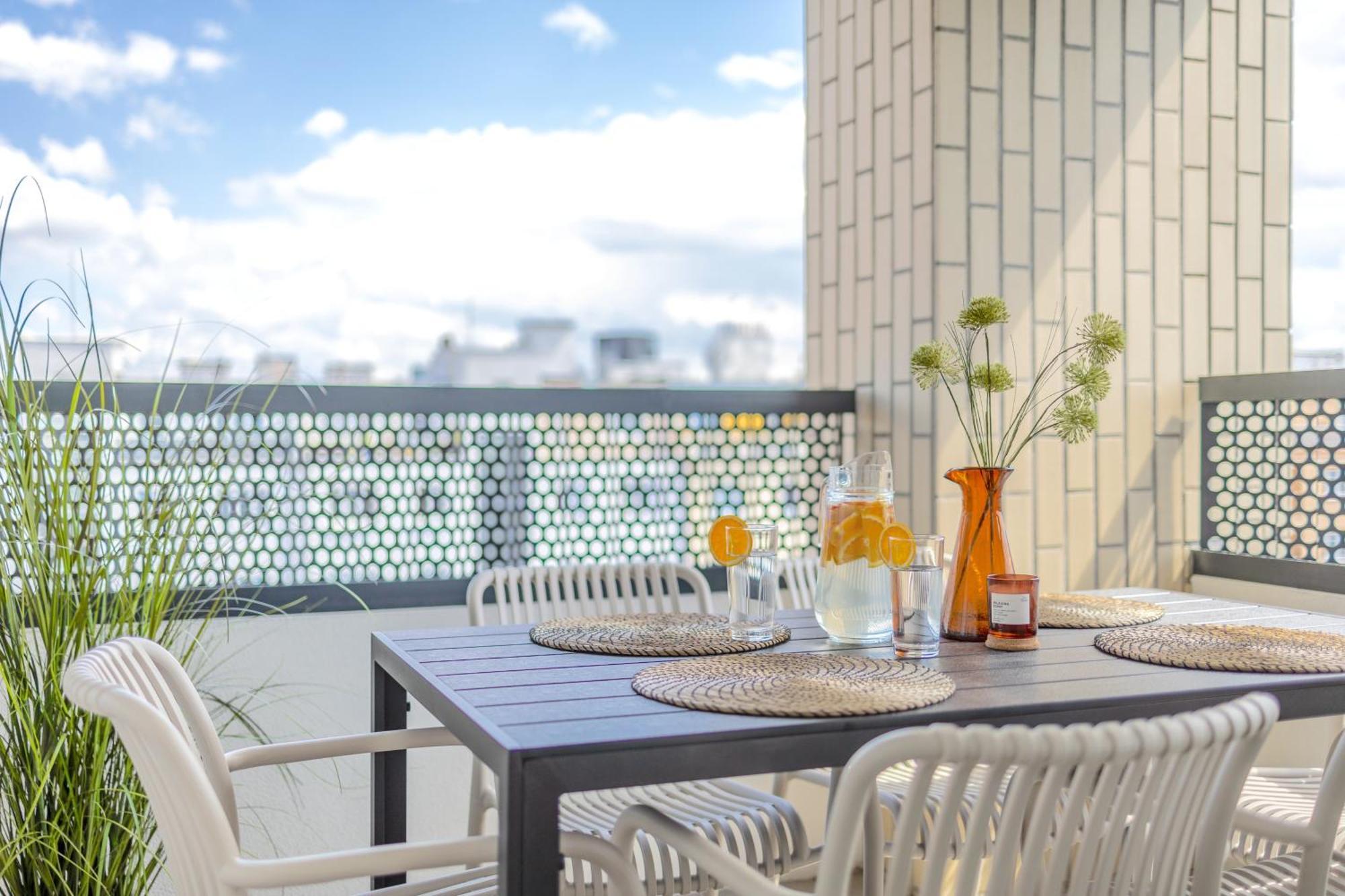 Bright 2br - 5th Floor, Balcony, Free Parking By Gravity Prague