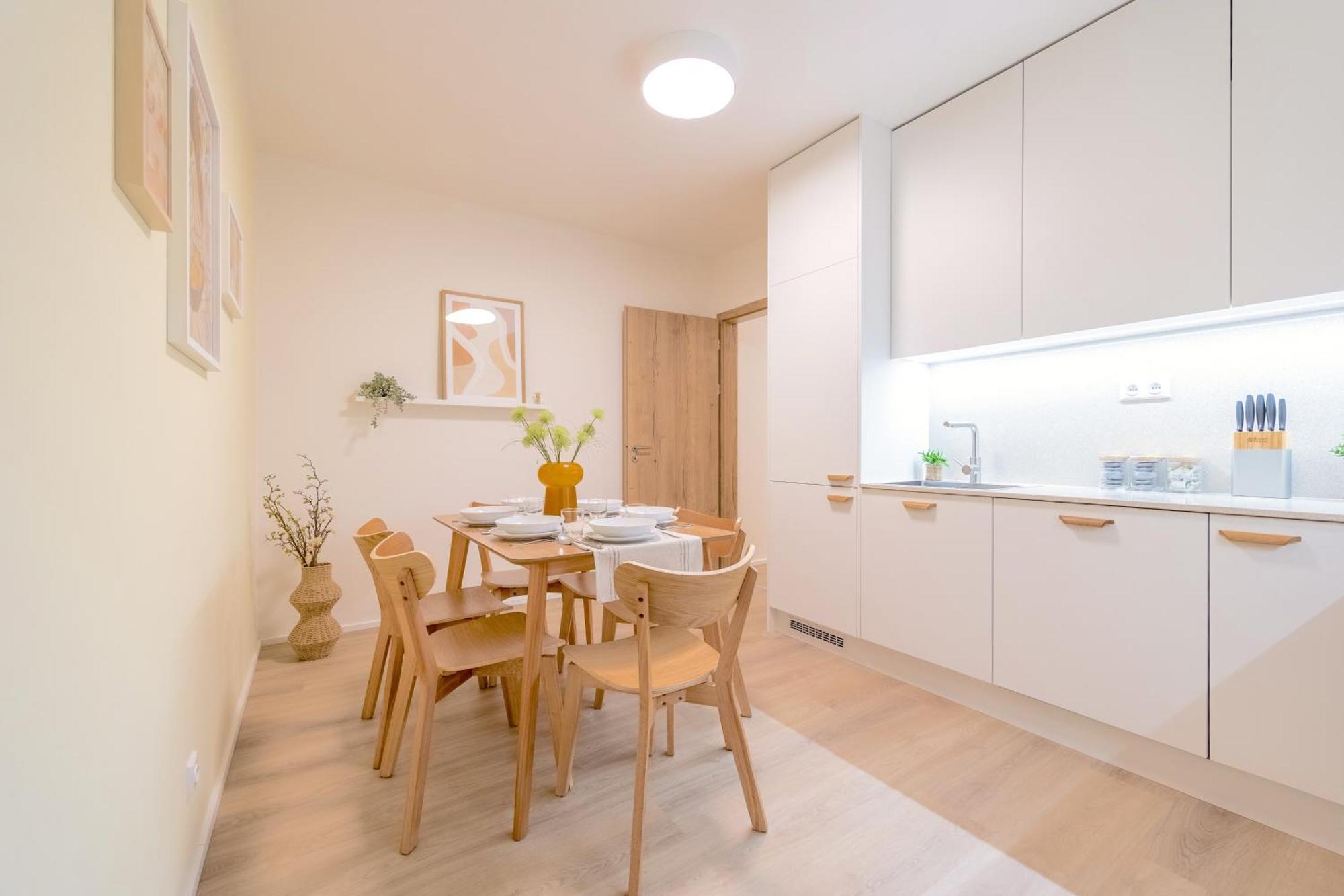 Apartment Bright 2br - 5th Floor, Balcony, Free Parking By Gravity *